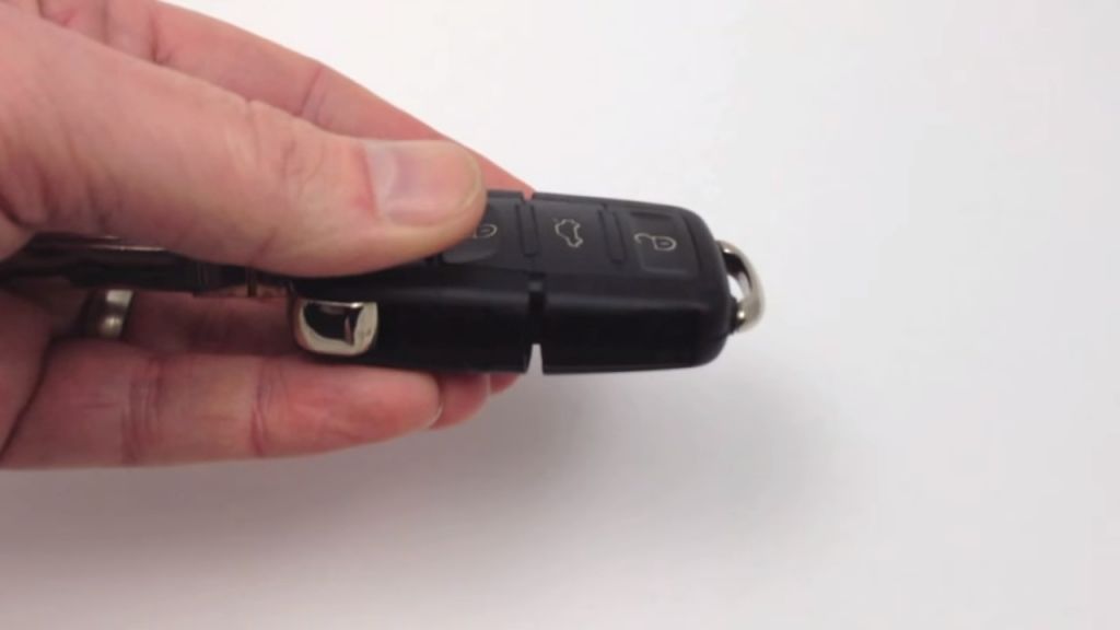 Замена батарейки в ключе зажигания автомобиля Фольксваген Tyaper