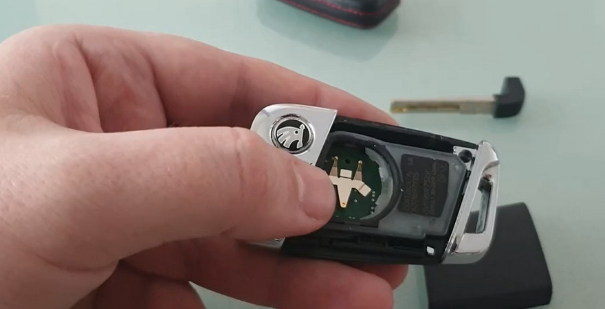 Как заменить батарейку карты-ключа Skoda Kodiaq?
