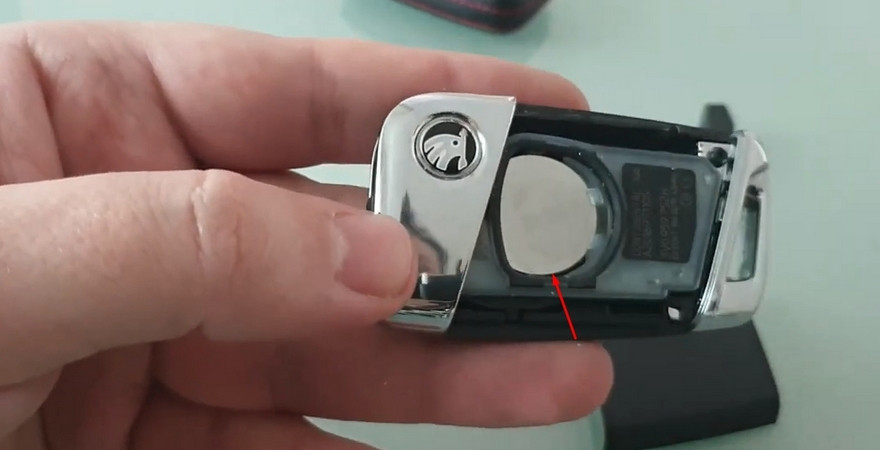 Как заменить батарейку карты-ключа Skoda Kodiaq?