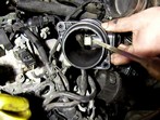 Процесс чистки расходомера воздуха на Ssang Yong Kyron